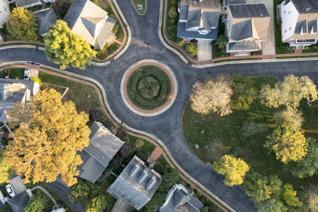 Une vue aérienne d'un rond-point de quartier.