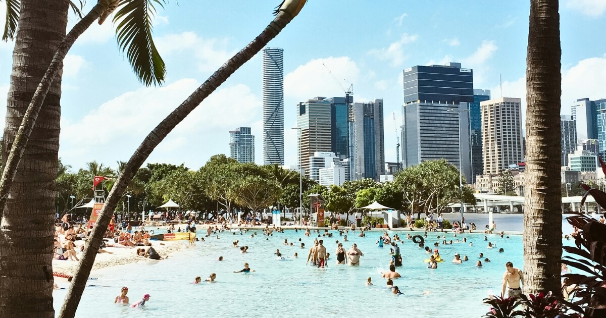 Lagon de Brisbane Southbank avec des gens qui nagent.  Divertissement gratuit
