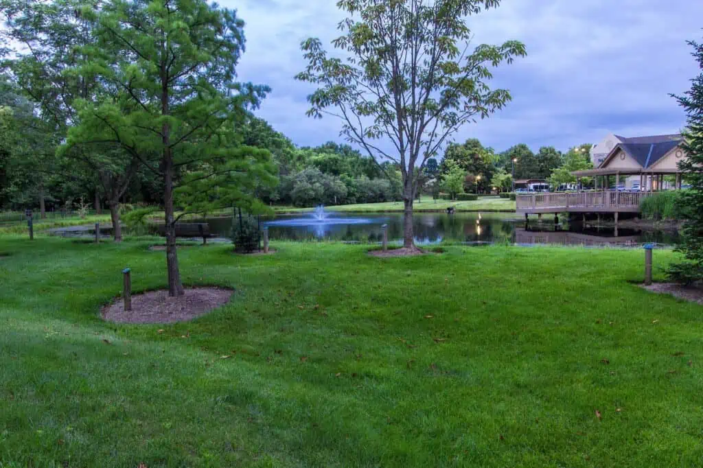 Un parc et un lac à Dublin, OH, une banlieue de Columbus, OH